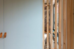 Claustra pour l'aménagement intérieur avec une séparation en bois pour optimiser l'espace tout en préservant la lumière naturelle.