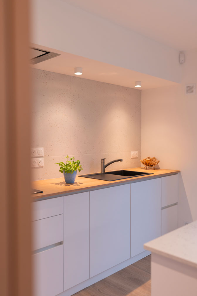 Plan de travail bois clair et crédence minimaliste – projet cuisine Madame Dek-lille