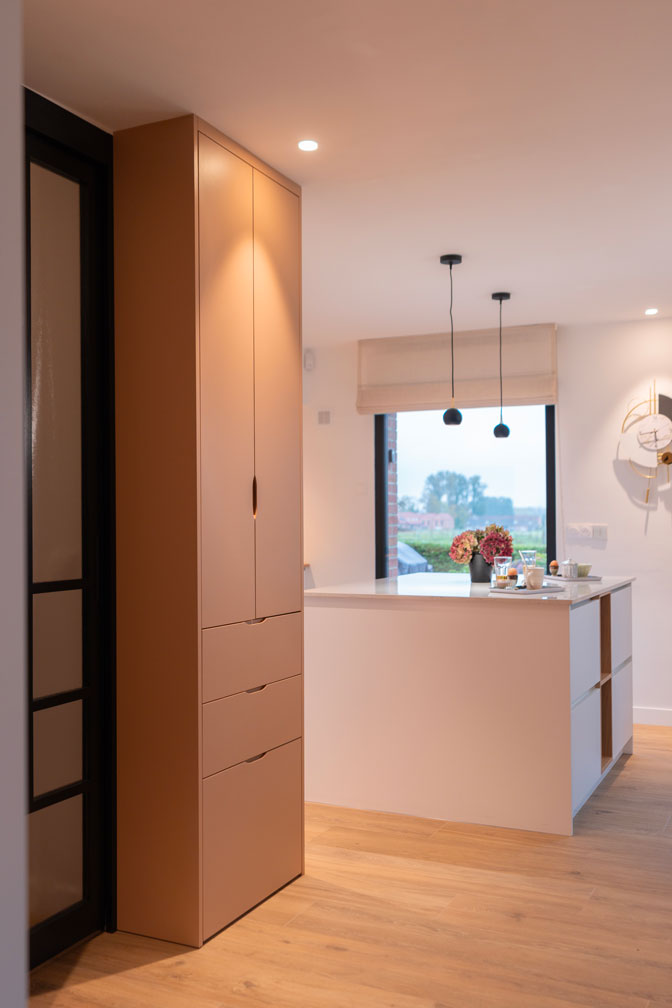 Vue sur cuisine et meuble d’entrée sur-mesure – projet d’optimisation des espaces Madame Dek à Lille
