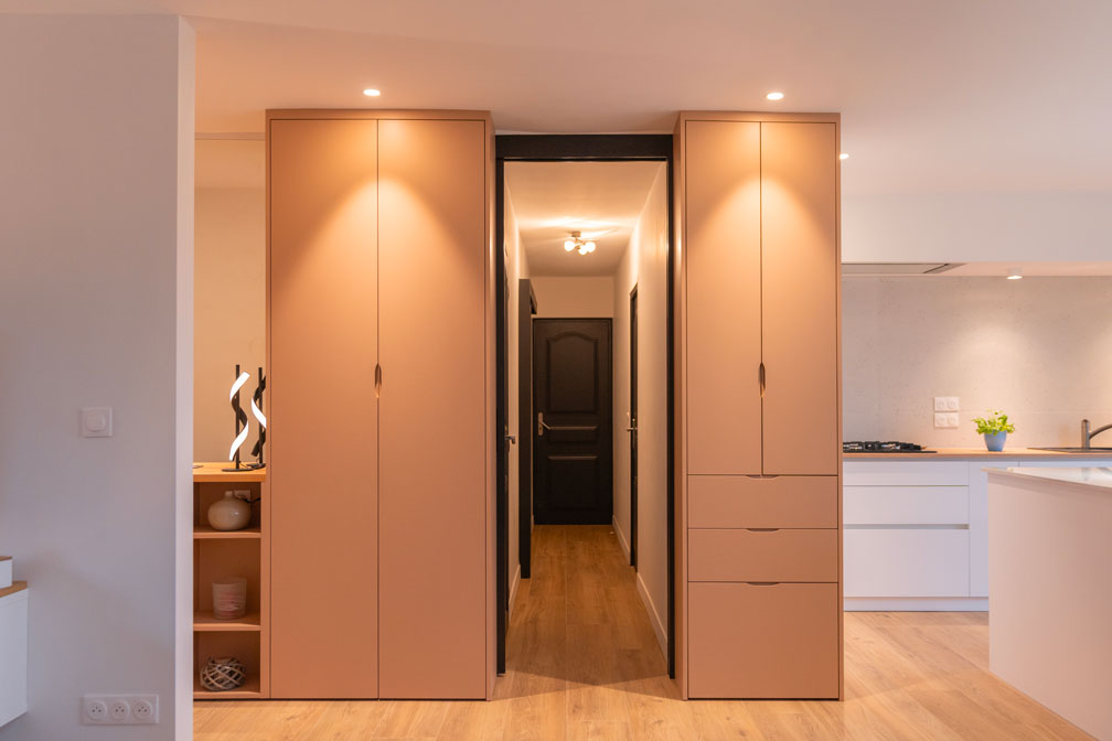 Meuble sur-mesure intégrant l’accès aux chambres – rénovation Madame Dek à lille