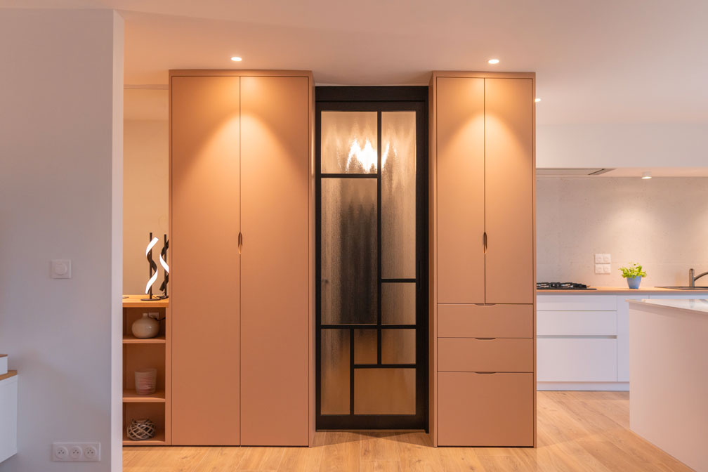 Porte à galandage en verre chinchilla intégrée à un meuble d’entrée sur-mesure – Madame Dek à lille