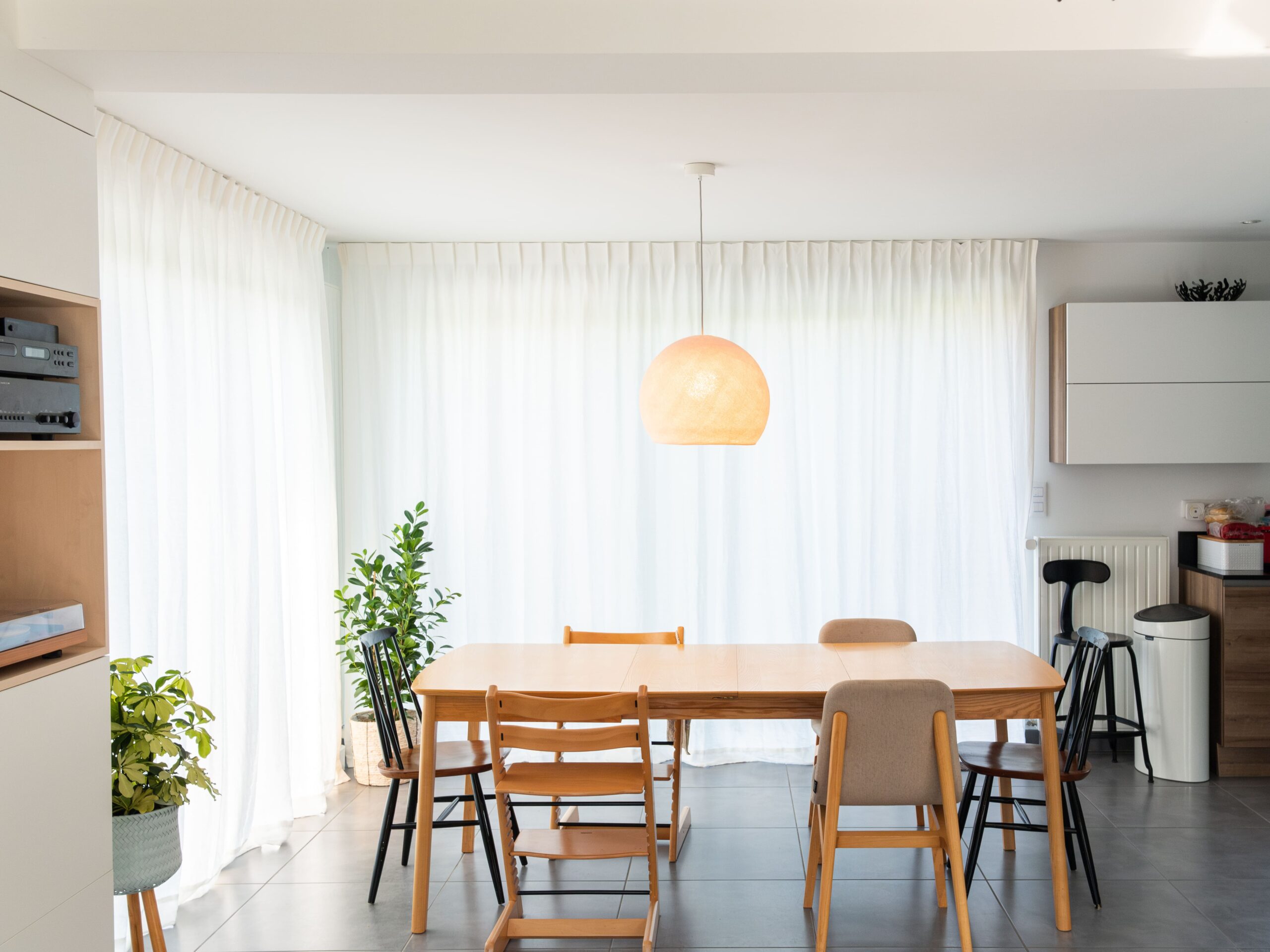 Salle à manger lumineuse avec voilages et mobilier bois – projet Madame Dek à Emmerin
