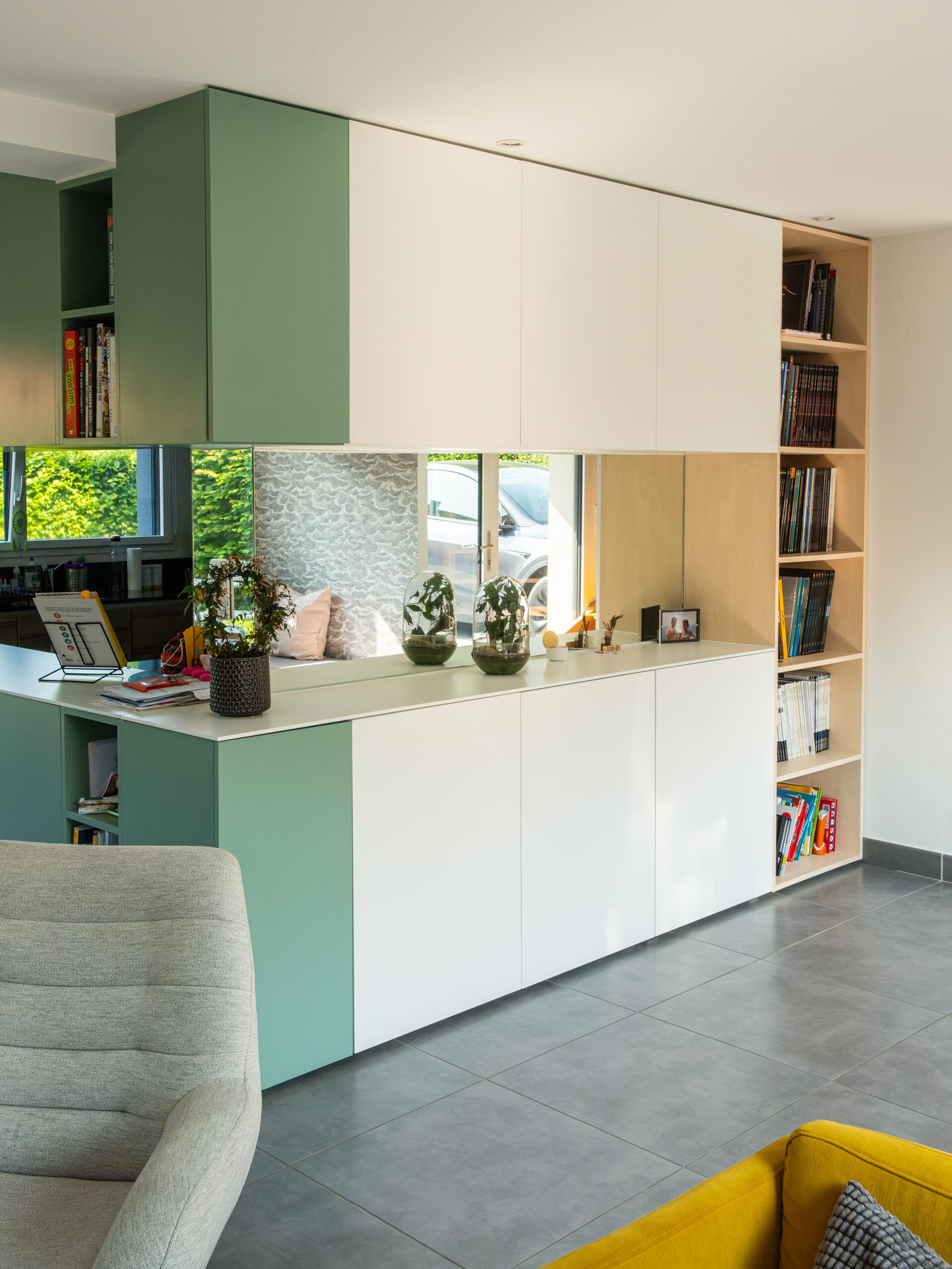 Vue d’ensemble salon et cuisine optimisés à Emmerin – Madame Dek