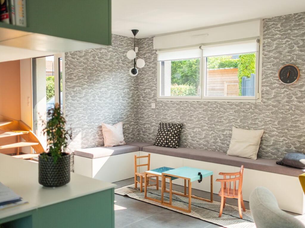 Espace enfant optimisé avec banquette et rangements – Madame Dek