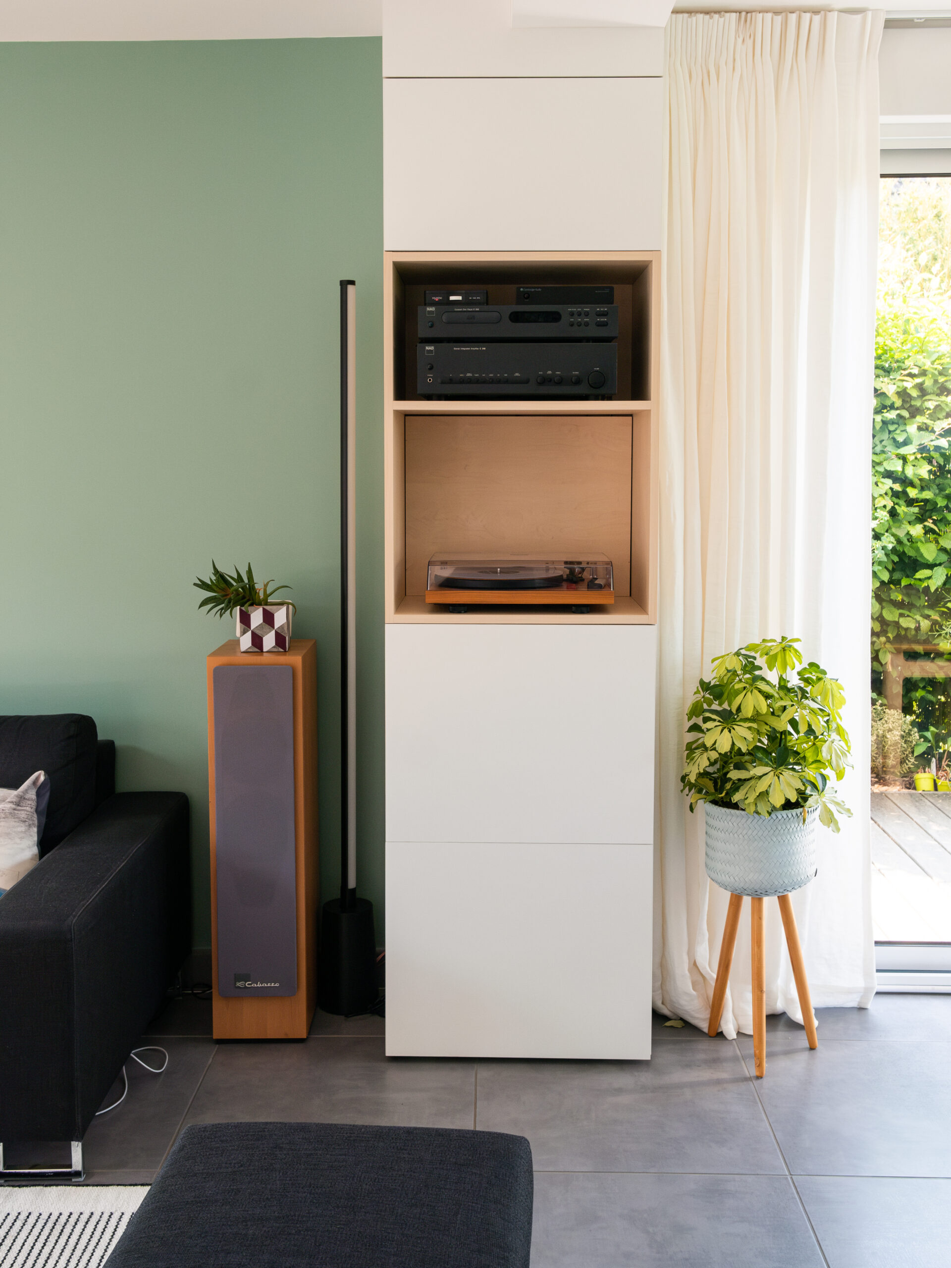 Colonne vinyle et platine intégrée – projet sur mesure Madame Dek