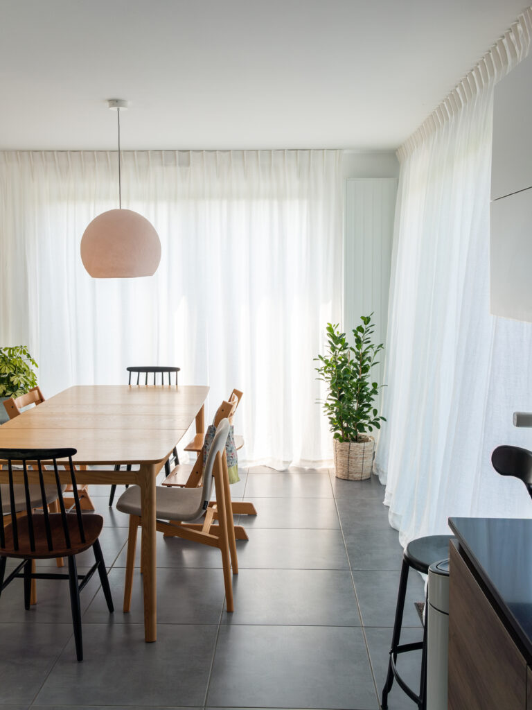 Salle à manger lumineuse avec cuisine ouverte optimisée – projet Emmerin par Madame Dek