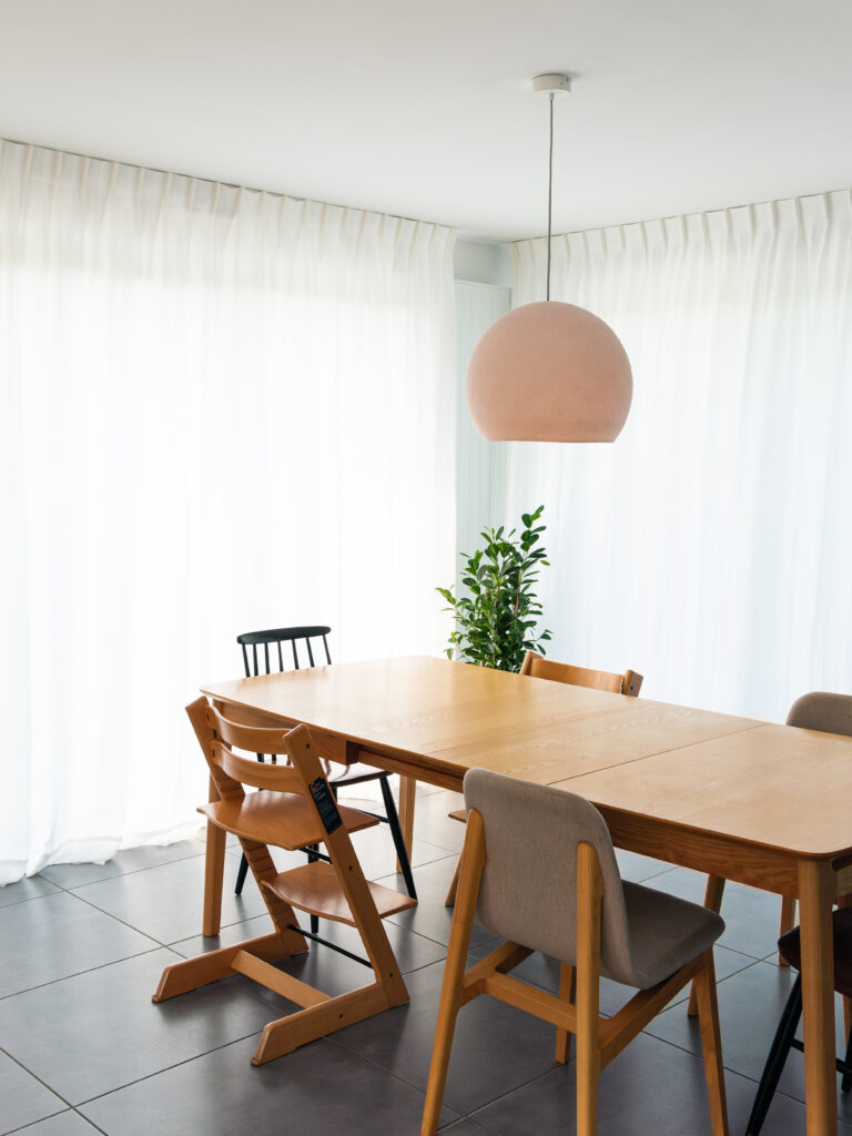 Voilage toute hauteur pour une salle à manger élégante et lumineuse – projet Emmerin Madame Dek