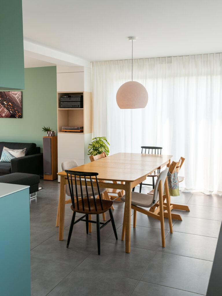 Salle à manger avec vue sur cuisine optimisée – projet Emmerin Madame De