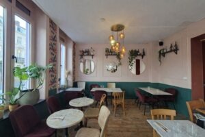 alle du restaurant Pickles à Lille avant rénovation avec tables et décoration existante