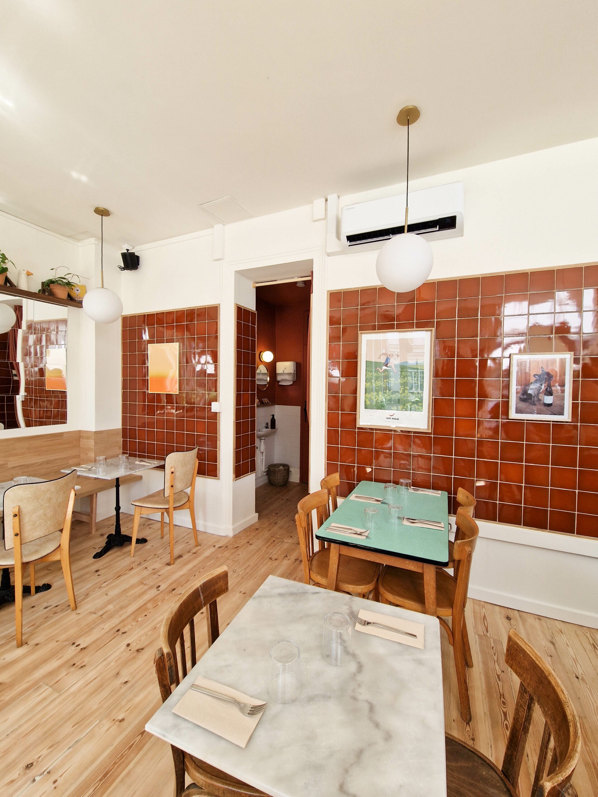 Aménagement du restaurant Pickles à Lille avec tables en marbre, ambiance chaleureuse et vue sur la salle